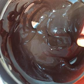 取一些面糊，加入可可酱中，混合均匀