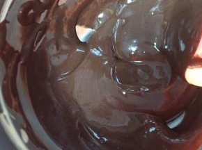 取一些面糊，加入可可酱中，混合均匀