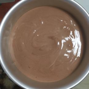 倒入戚风模具中，震出大气泡。放入烤箱，150烘烤60分钟。