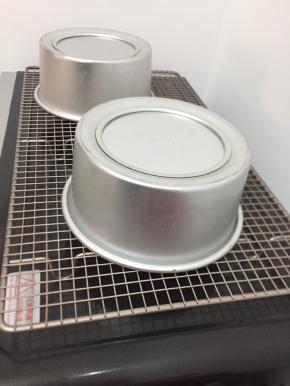 烤好之后，出炉从20厘米高的位置放下去，震出热气，然后倒扣。