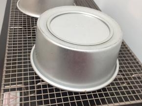 烤好之后，出炉从20厘米高的位置放下去，震出热气，然后倒扣。