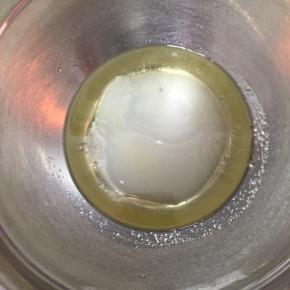 玉米油，水，25克细砂糖倒入盆中