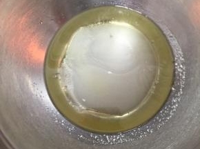 玉米油，水，25克细砂糖倒入盆中