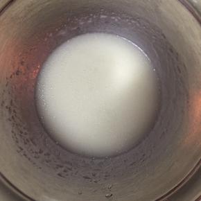 用手动打蛋器搅拌至无砂糖颗粒状态