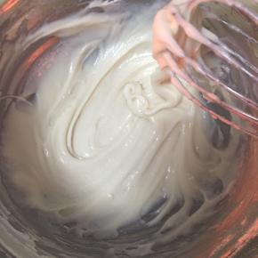 用手动打蛋器画“Z”字搅拌至无干粉状态