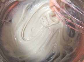 用手动打蛋器画“Z”字搅拌至无干粉状态