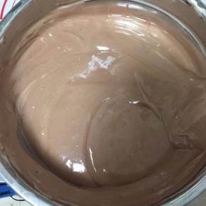 再把混合好的可可面糊倒入蛋糕面糊中混合均匀。（翻拌，翻拌，翻拌手法！）