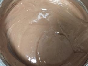 再把混合好的可可面糊倒入蛋糕面糊中混合均匀。（翻拌，翻拌，翻拌手法！）