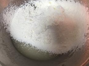 筛入低筋面粉