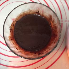 用开水把可可粉冲开，混合成无颗粒细腻状态备用