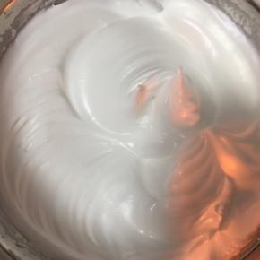 蛋白中分三次加入70克细砂糖，先高速，最后快打好的时候用低速打发至干性发泡。