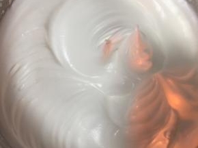 蛋白中分三次加入70克细砂糖，先高速，最后快打好的时候用低速打发至干性发泡。