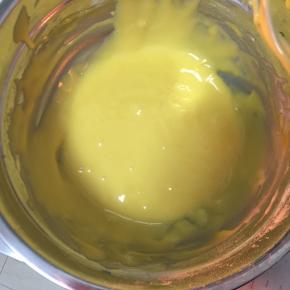 加入蛋黄和朗姆酒，继续上面一样的手法混合均匀。然后先可以开烤箱150度预热。
