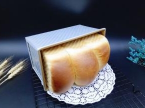 戴上隔热手套，将模具取出，脱模。