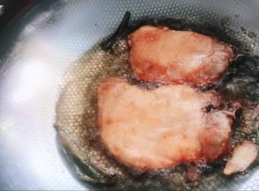 锅中放小葱，生姜，炸制金黄色