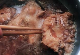 加入适量老抽上色，放入八角桂皮，橘皮，开水。煮20分钟。