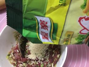 然后加入鸡精和盐