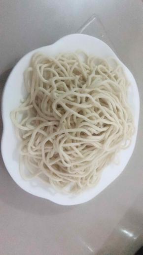 烧开水，下入面条，再对点调料，尧一勺大排汤