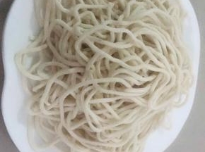 烧开水，下入面条，再对点调料，尧一勺大排汤