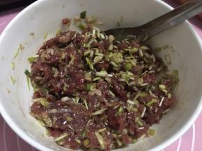 撒入黑椒碎一同搅拌均匀后腌制1小时