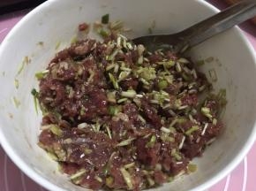 撒入黑椒碎一同搅拌均匀后腌制1小时