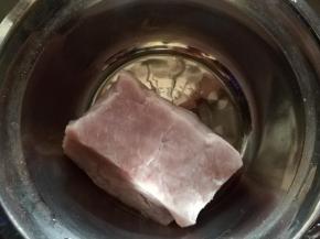 里脊肉一块洗净备用。