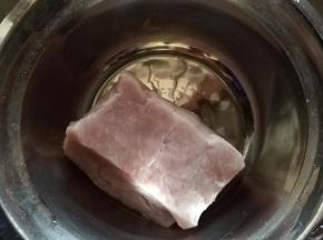 里脊肉一块洗净备用。