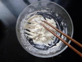 将波兰种的所有材料混合在一起，室温发酵。天气冷时可以晚上做好，第二天使用。气温高时可以室温发一会儿，然后放在冰箱冷藏发酵，做好的波兰种两天内用完。