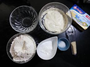 面团部分所需要的材料。水也可以用牛奶代替，多增加10%的用量。黄油使用无盐黄油。