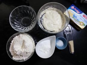 面团部分所需要的材料。水也可以用牛奶代替，多增加10%的用量。黄油使用无盐黄油。