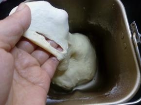 打至能拉出厚膜的状态，注意调整好面团的干湿度，面粉的吸水率和季节不同，预留总水量的10%左右，视面团的状况来加。