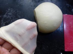 能拉出稍薄且结实的膜， 揉至扩展阶段就可以了，破洞边缘呈锯齿。