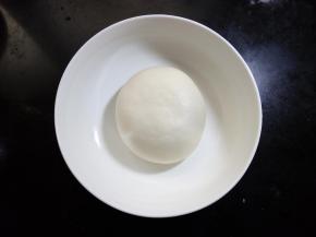 放入稍大些的容器，（容器底部抹上薄油，方便倒出面团）。盖上保鲜膜 放在25-28度的环境中进行基础发酵。