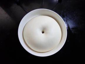 面团发酵至约2~2.5倍大。 手指蘸粉戳孔不回弹不塌陷，就可以了。