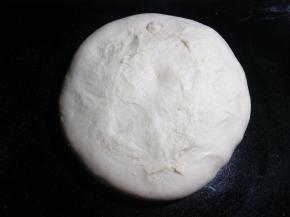 将发酵好的面团倒出，轻拍排气 。