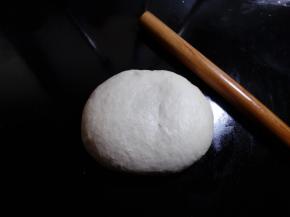 滚圆后盖保鲜膜室温醒发20分钟，松驰时间要足够，才能比较容易擀开，不易回缩。