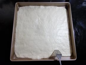 用叉子在面片上扎上细密小孔，以免烤时会膨胀影响美观。