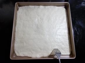 用叉子在面片上扎上细密小孔，以免烤时会膨胀影响美观。