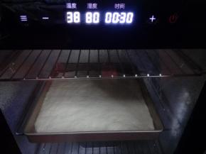 把烤盘至于温暖湿润的环境进行二发，温度35一38度，湿度80左右。