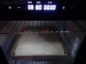 把烤盘至于温暖湿润的环境进行二发，温度35一38度，湿度80左右。