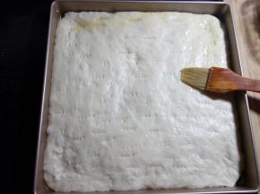 面发酵至两倍左右取出，在表面刷一层薄蛋液。提前以170度预热烤箱。