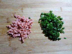 表面所撒的材料，根据自己的喜欢搭配。可以香葱、芝麻或者火腿肠等，也可以不放，切成小粒后待用。