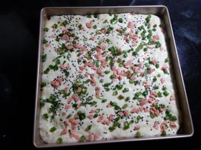 均匀撒上芝麻、香葱碎、火腿粒等。