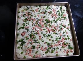 均匀撒上芝麻、香葱碎、火腿粒等。
