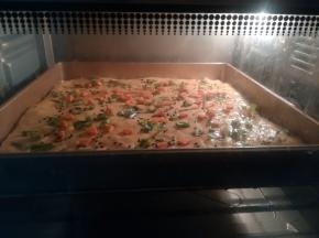 放入预热好的烤箱，170到180度上下火，烘烤10到15分钟左右。至表面微微上色。