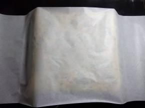 面包出炉后置于晾架上，表面盖上一层油纸，让面包内部的湿气湿润一下面包的表面，晾至不烫手，就可以卷了。