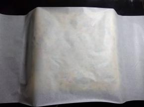 面包出炉后置于晾架上，表面盖上一层油纸，让面包内部的湿气湿润一下面包的表面，晾至不烫手，就可以卷了。