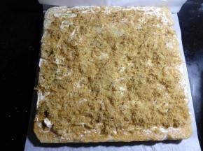 一定要趁热来卷哦。面包倒扣的油纸上，也能更好的把面包卷起，在靠近自己身体的一侧，相隔1厘米左右，浅浅横切二刀，注意不要把面包切断。在离自己较远的那一端，以45度角斜切一刀，这样卷起切片后会比较美观，不切也可以的。在面包的反面涂上一层沙拉酱，撒上肉松。