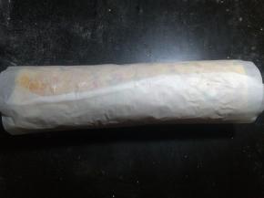 用油纸轻轻卷起，放置晾凉定形。