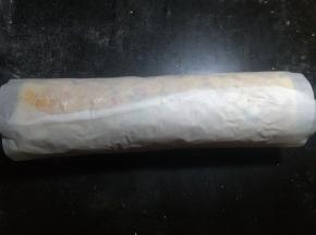 用油纸轻轻卷起，放置晾凉定形。